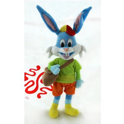 Lapin de dessin animé en peluche avec des vêtements