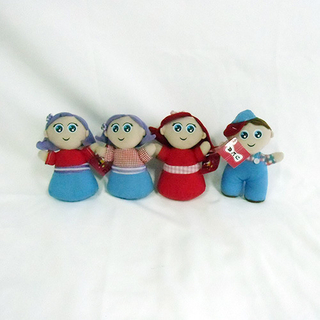 Gobelet de poupée de dessin animé en peluche