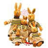 Lapin de dessin animé en peluche avec des vêtements