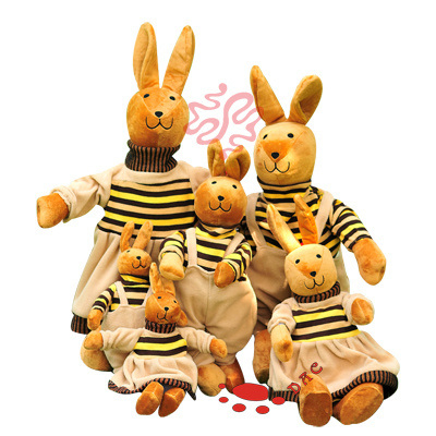 Lapin de dessin animé en peluche avec des vêtements
