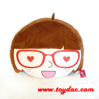 Coussin de fille de tête de poupée de dessin animé en peluche