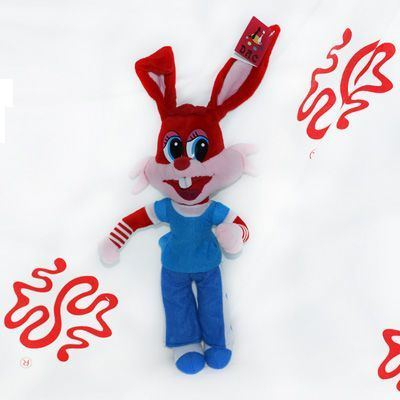 Lapin de dessin animé en peluche avec des vêtements
