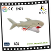 Jouet en peluche requin gris