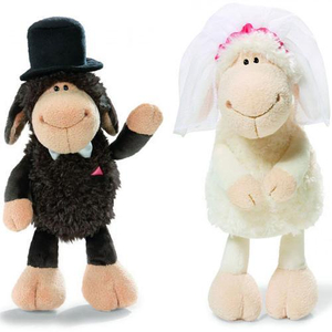 Moutons en peluche mignons de mariage en peluche