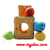 Jouet lapin en peluche de couleur douce