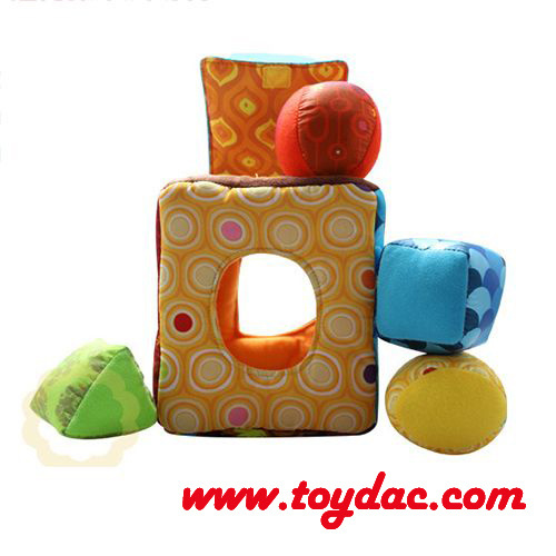 Jouet lapin en peluche de couleur douce