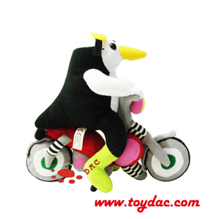Pingouin de dessin animé en peluche